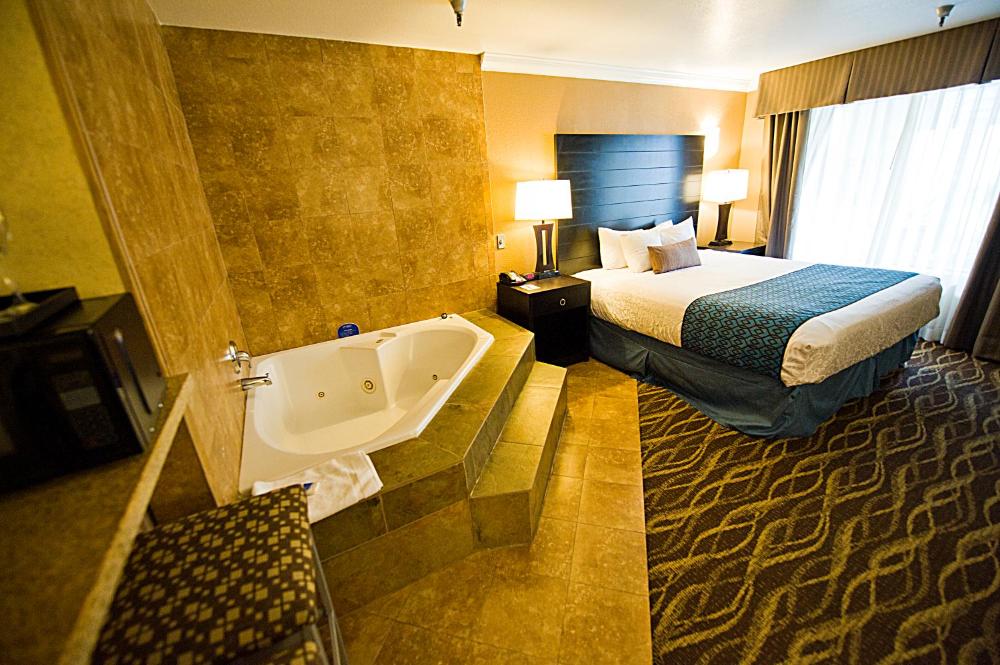 Executive King Suite with Spa Bath interior