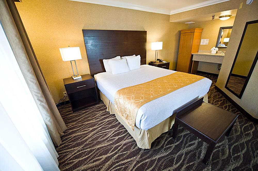 Standard King Room - Courtyard View interior